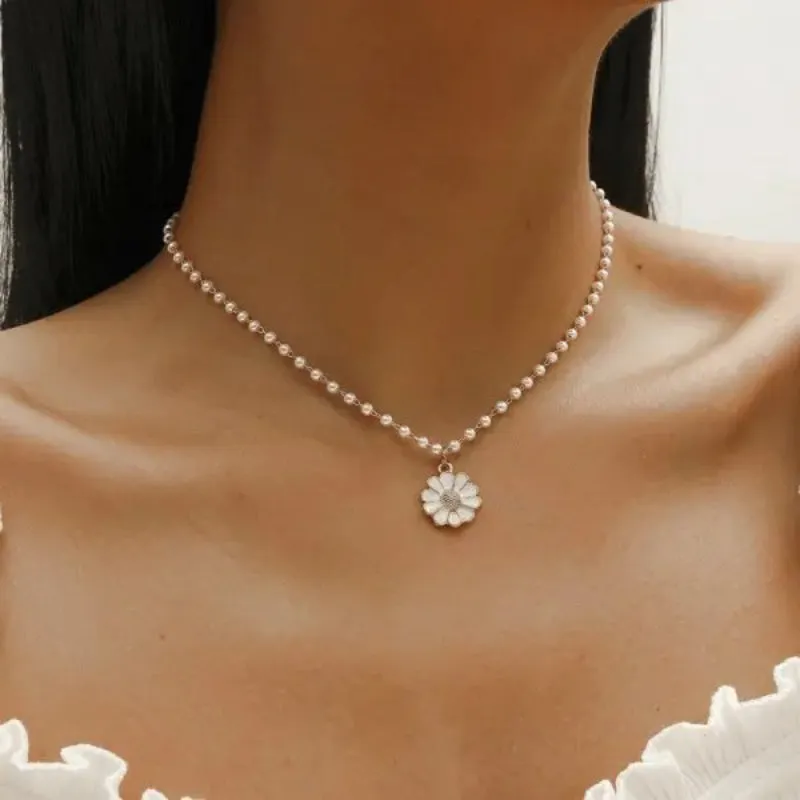 Fashionable Daisy Flower Pendant Necklace for Women