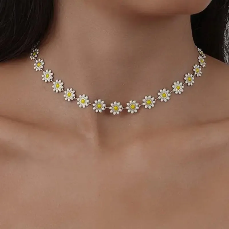 Fashionable Daisy Flower Pendant Necklace for Women