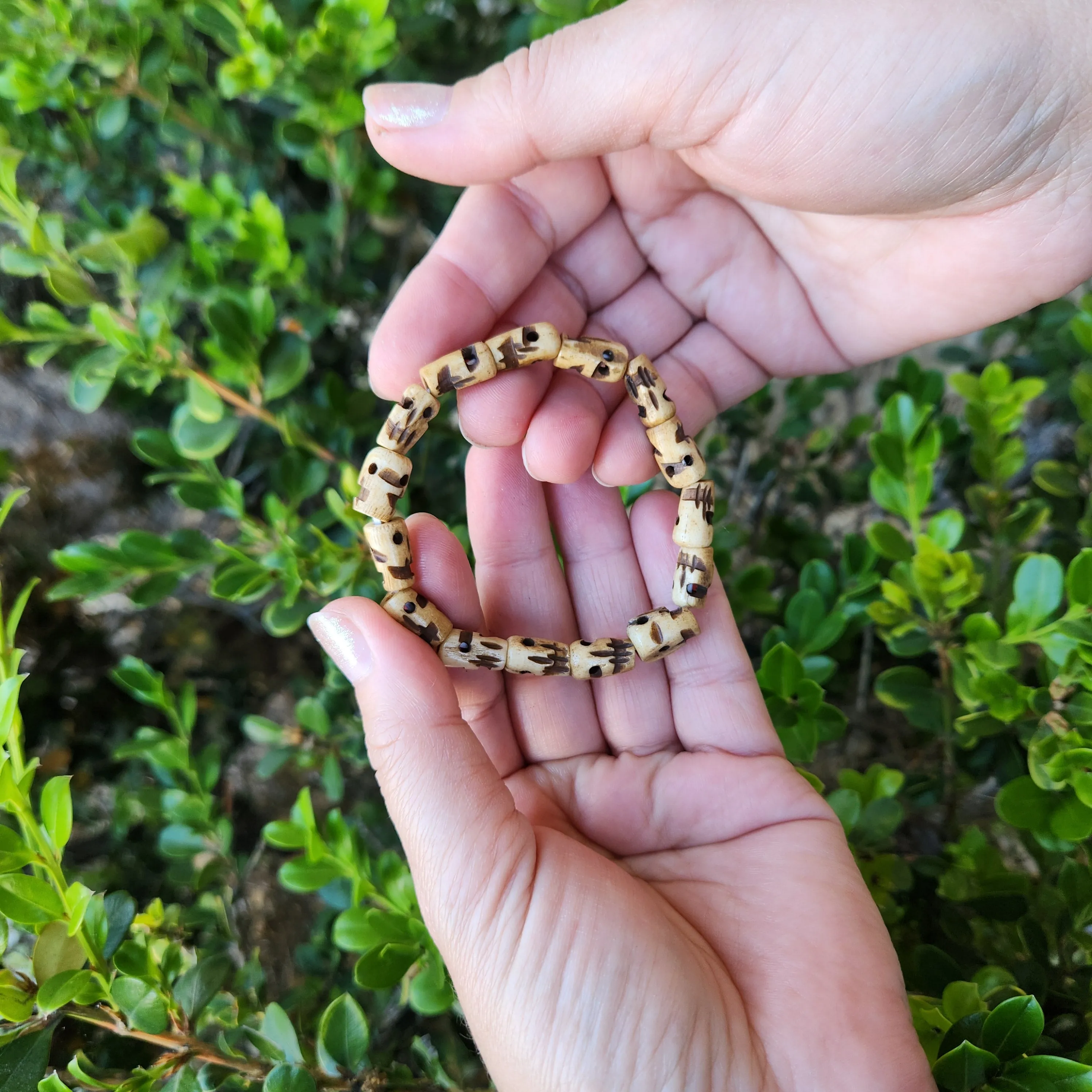 Hand Carved Skull Beaded Bone Bracelet (Pack of 4)