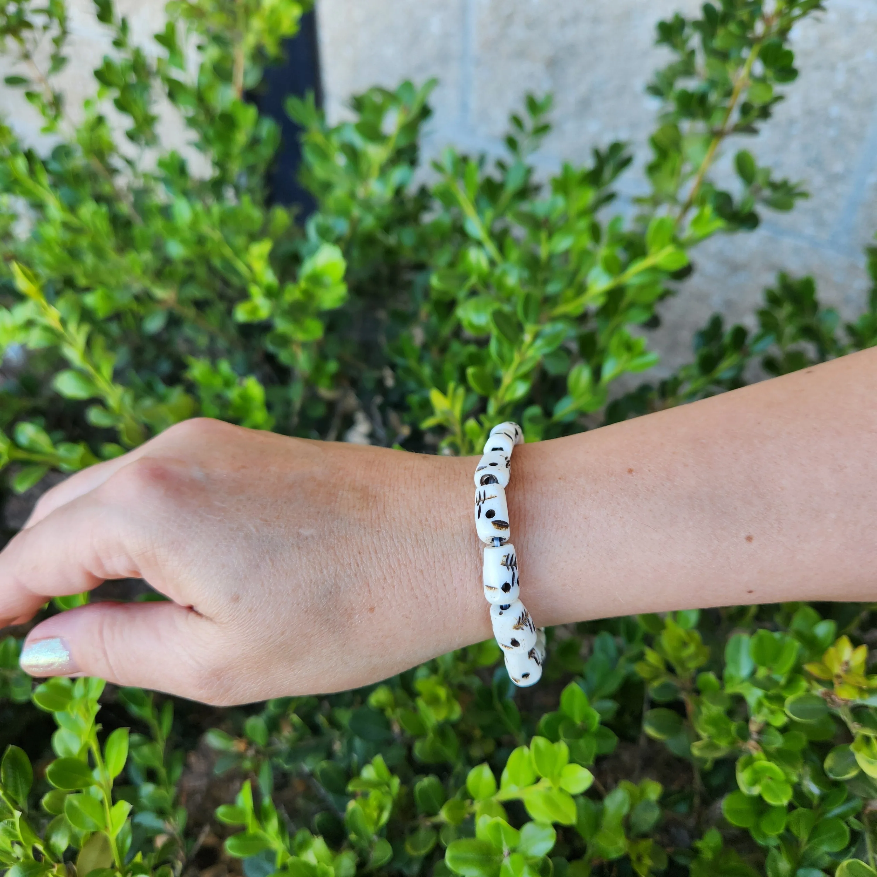 Hand Carved Skull Beaded Bone Bracelet (Pack of 4)