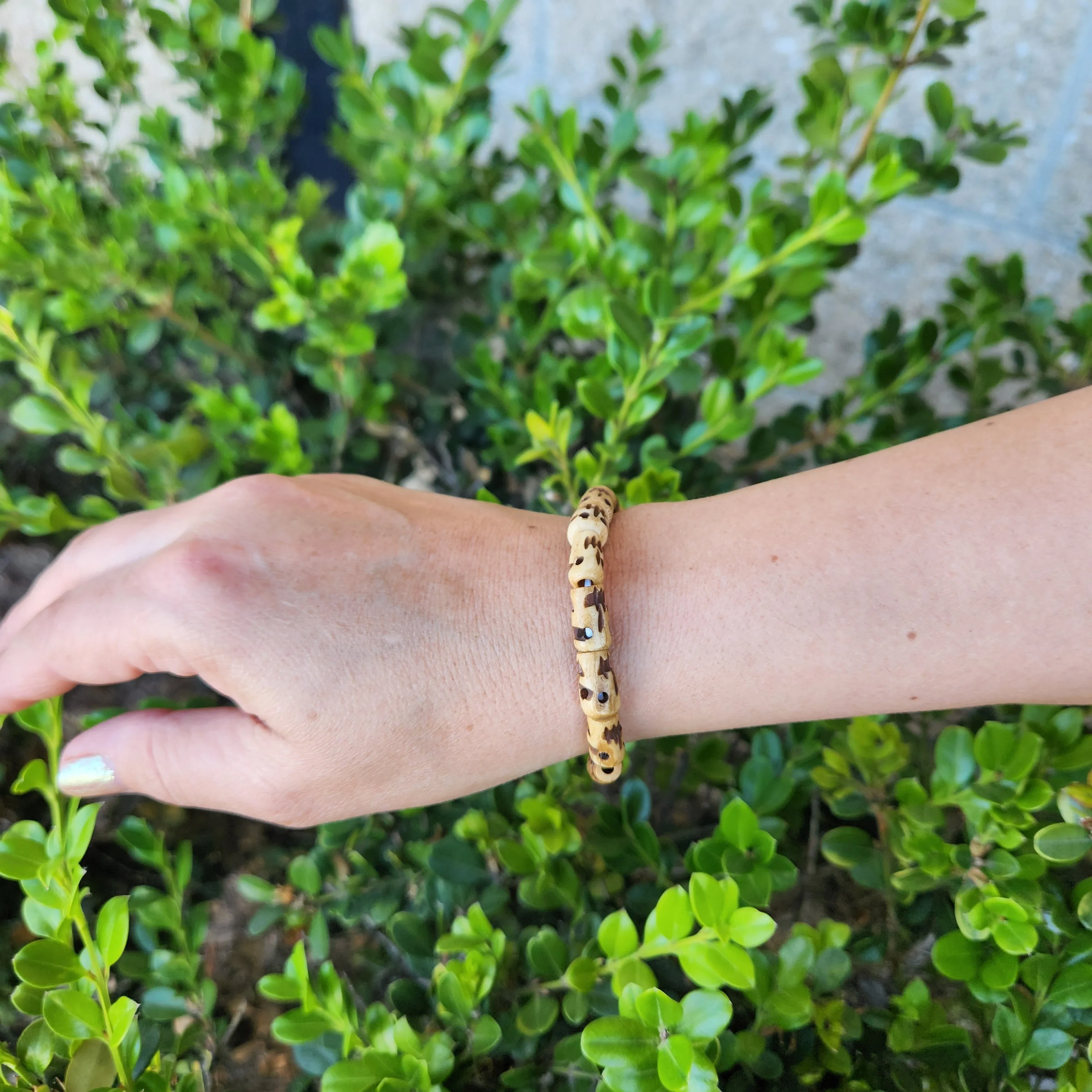 Hand Carved Skull Beaded Bone Bracelet (Pack of 4)
