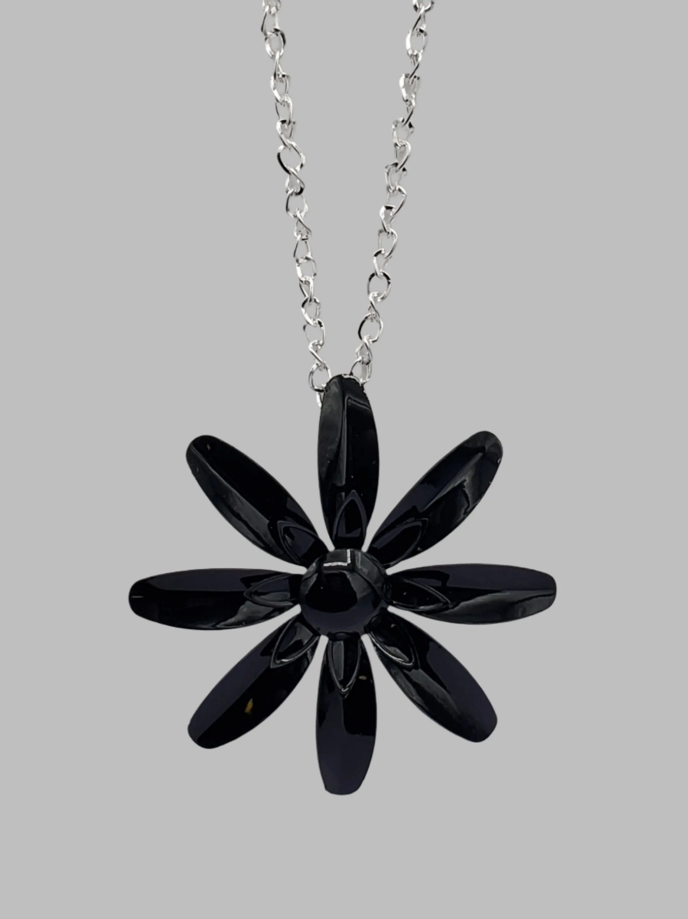 Metal Daisy Pendant Necklace in Black