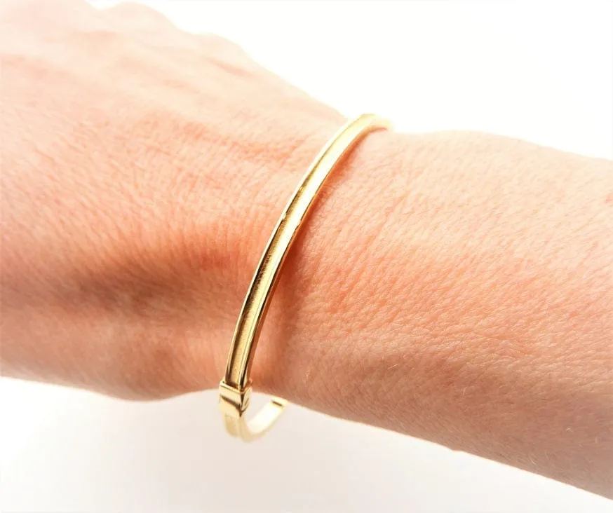 Rich 14K Yellow Gold Hinged Square Edge Grooved Bangle