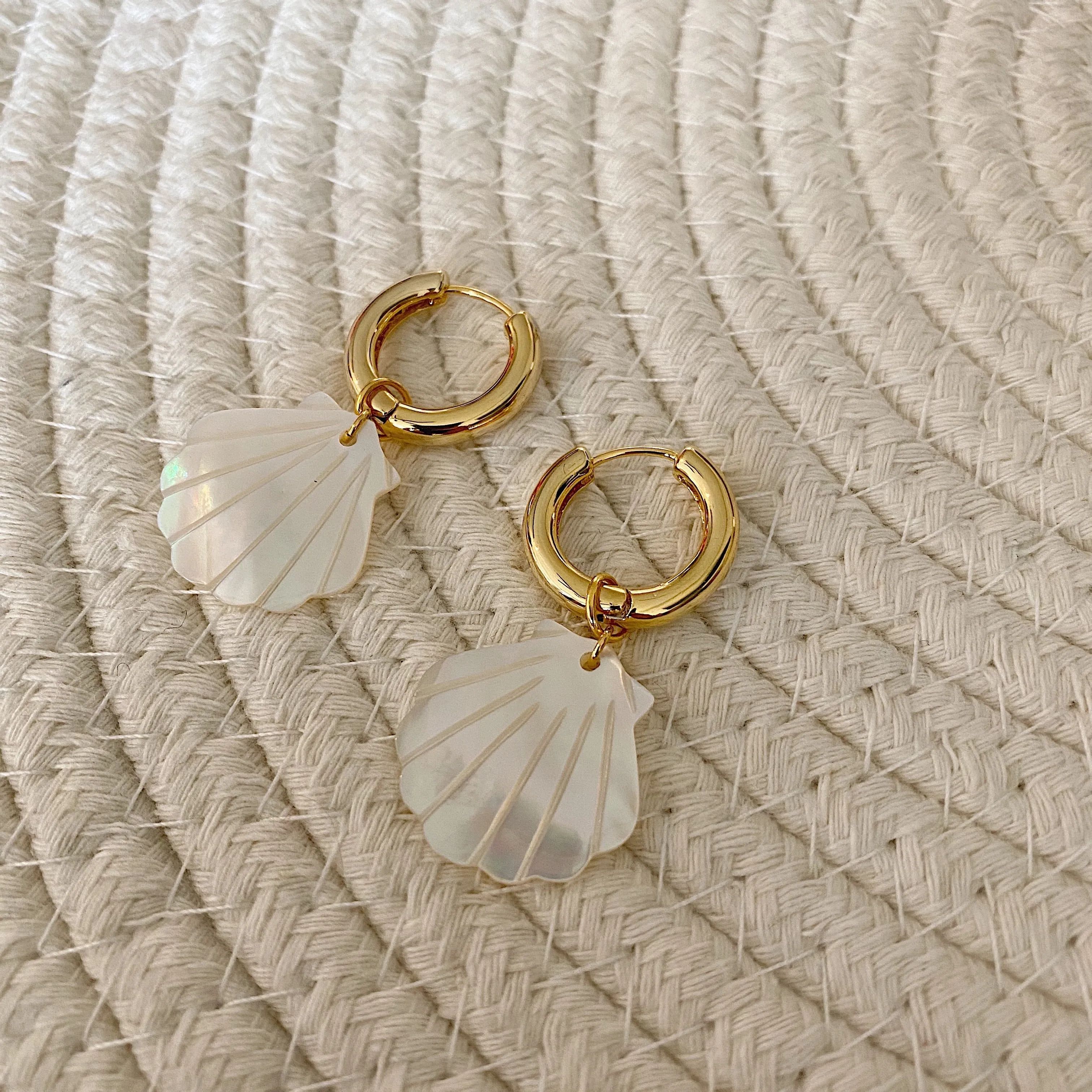 SEASHELL BOLD HOOP