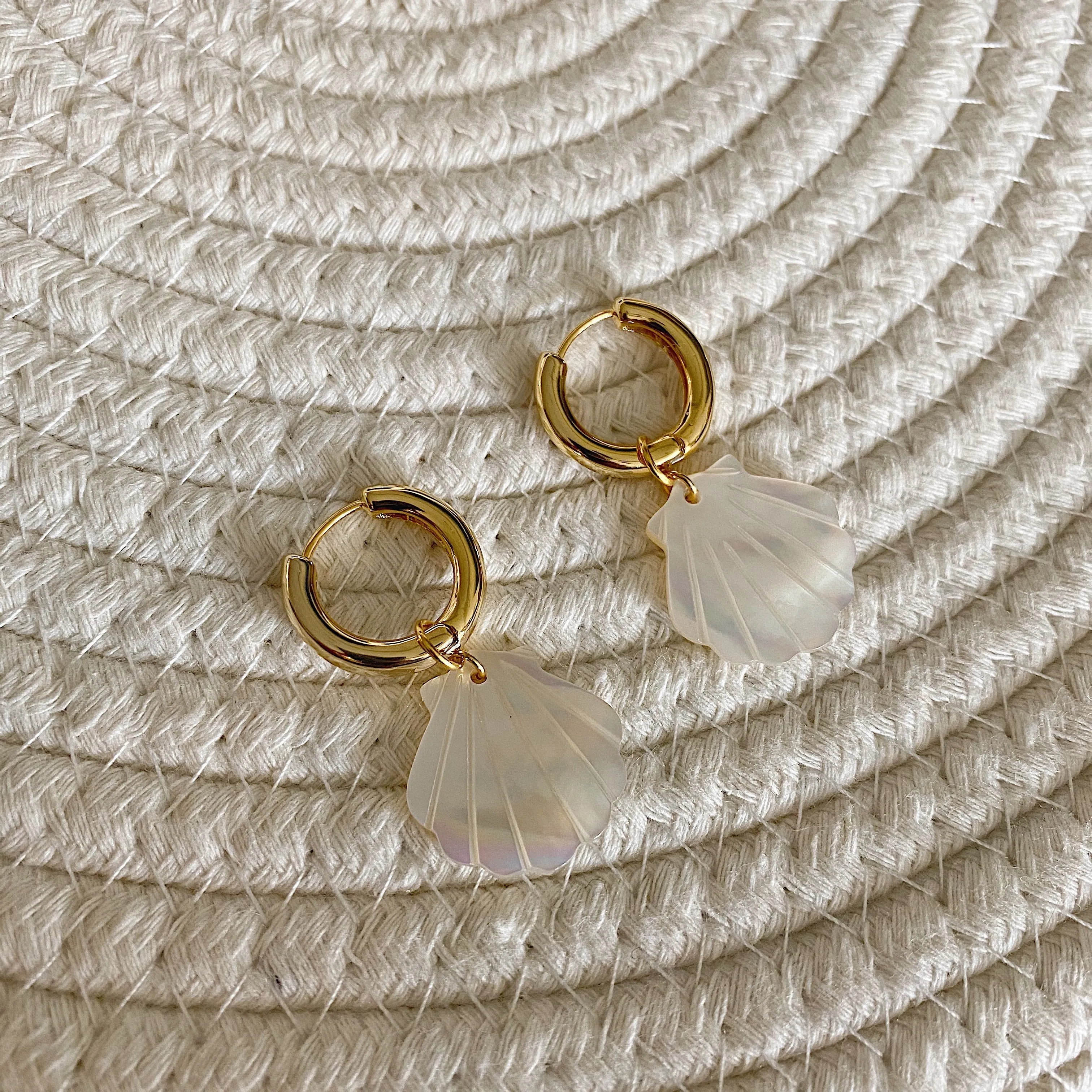 SEASHELL BOLD HOOP