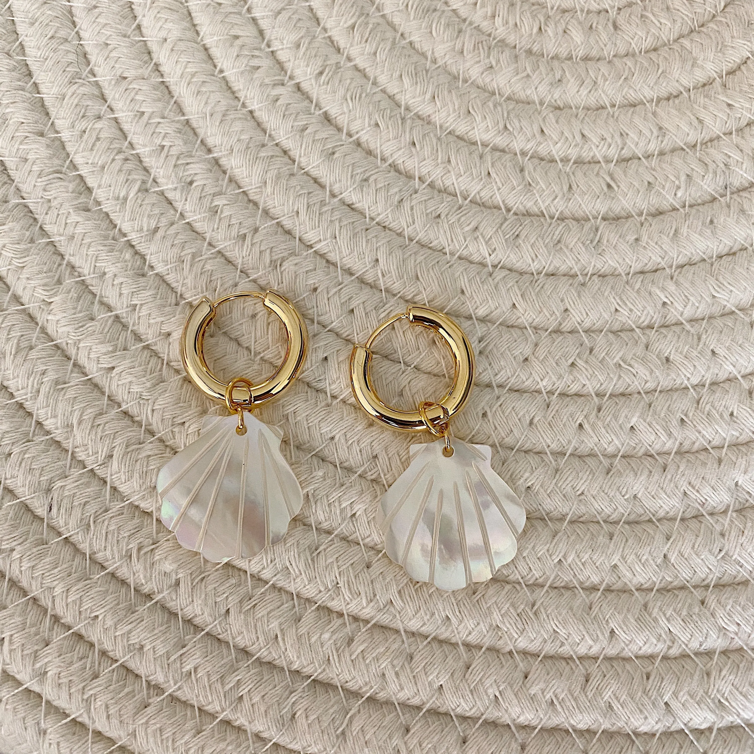 SEASHELL BOLD HOOP