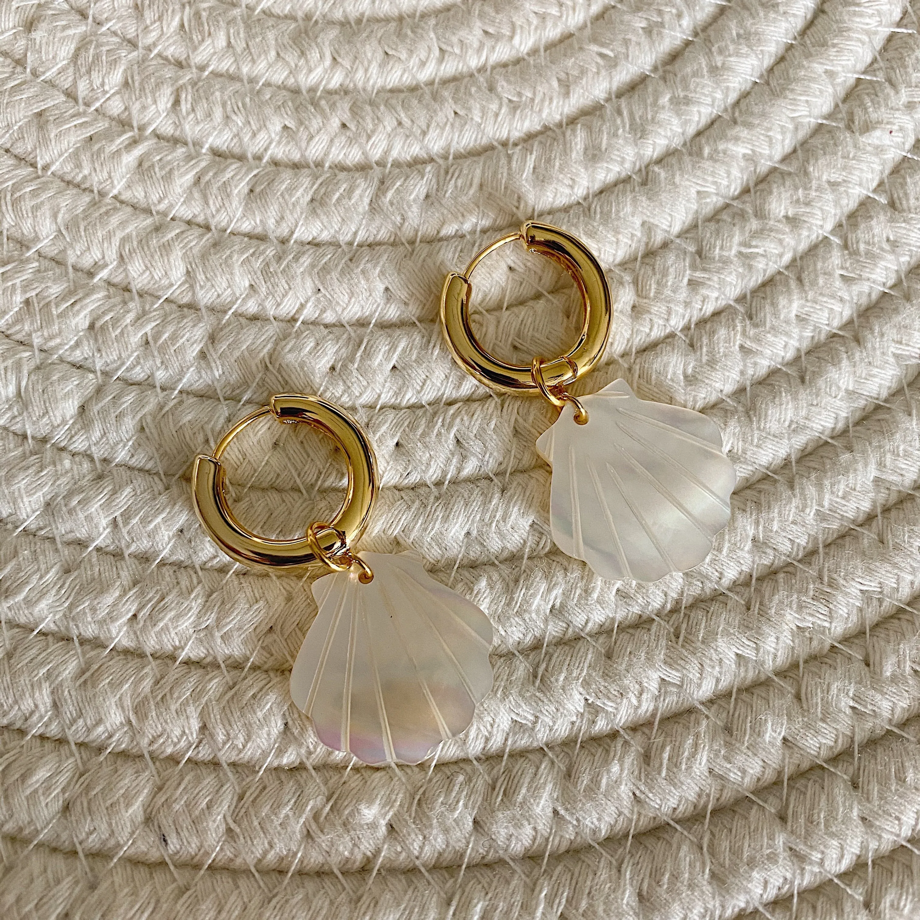 SEASHELL BOLD HOOP