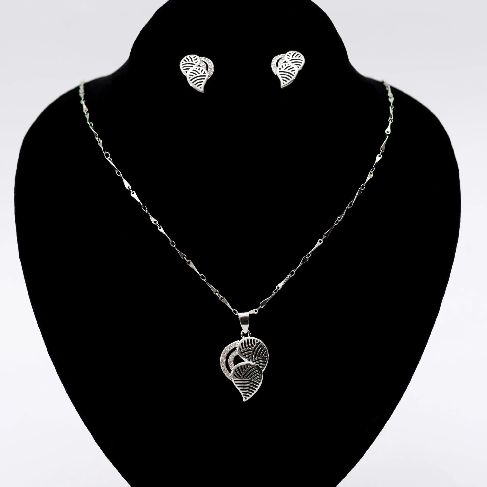 SHINY LEAF PENDANT