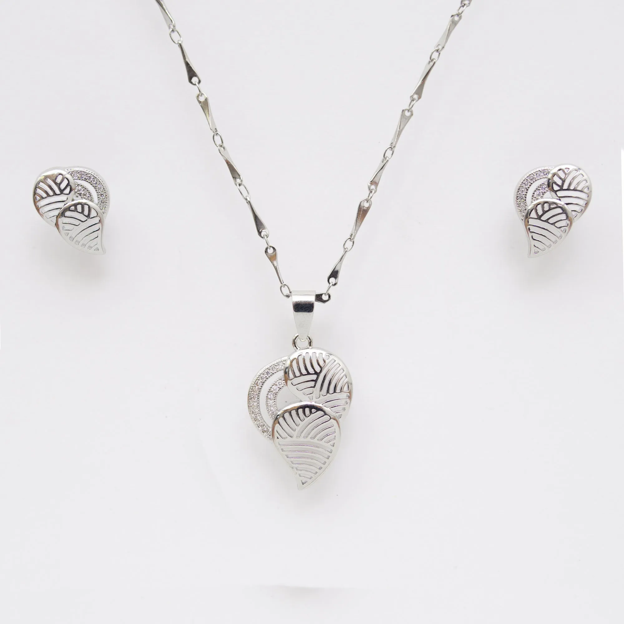 SHINY LEAF PENDANT