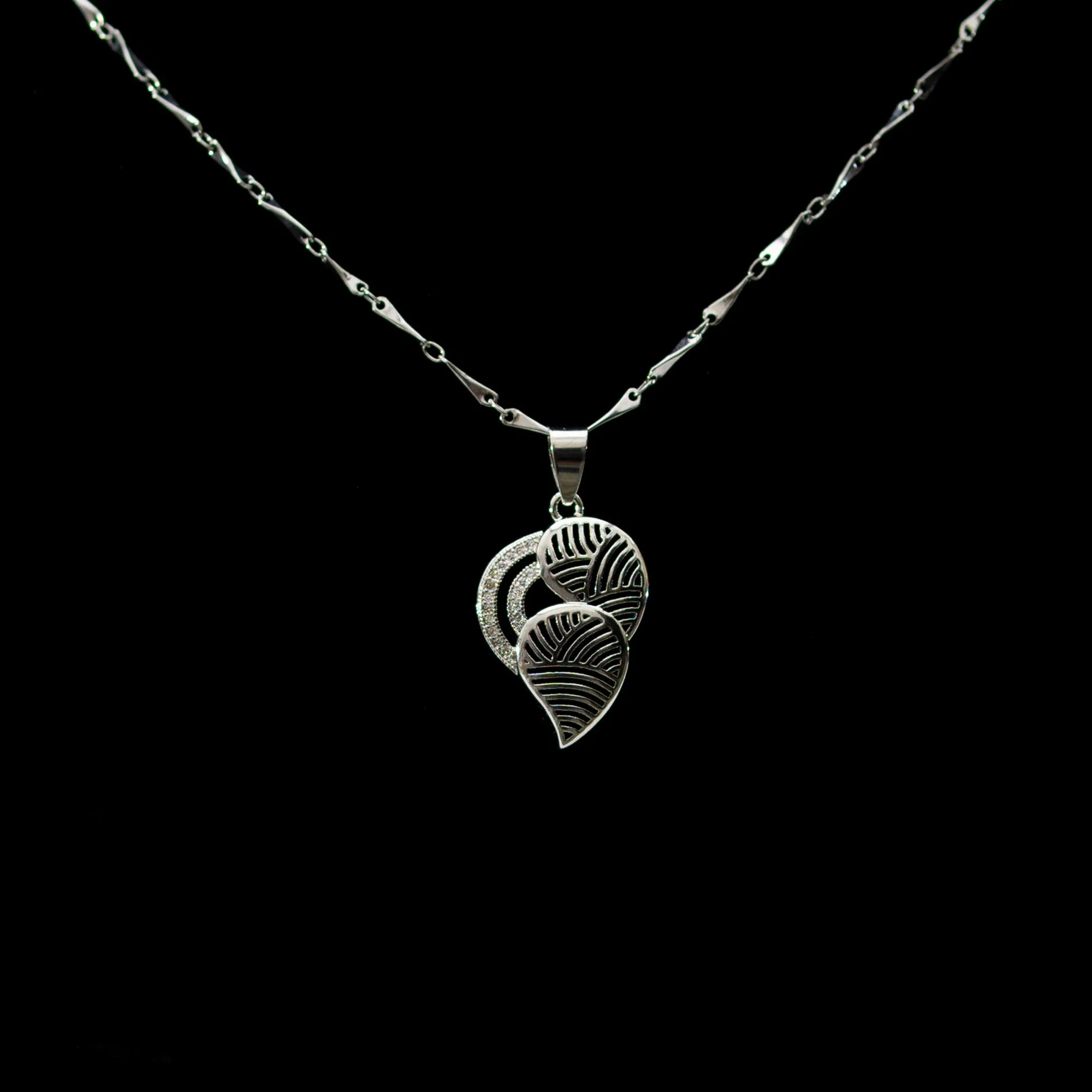 SHINY LEAF PENDANT